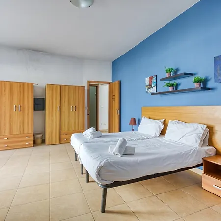 Paceville Nightlife & Apartment